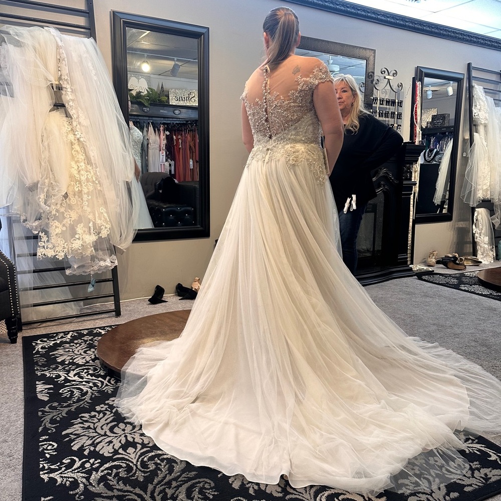 Elegant Lace Wedding Dress